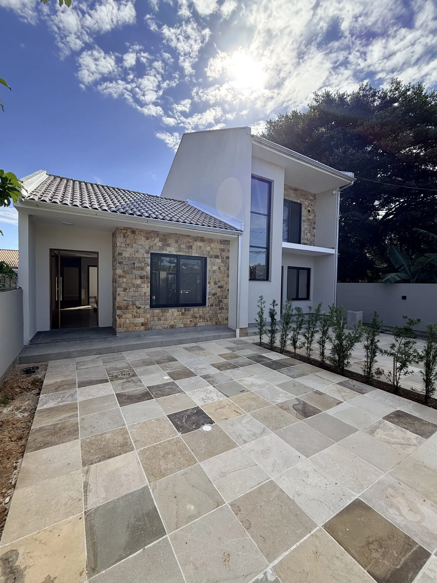 Casa pronta com área externa entregue