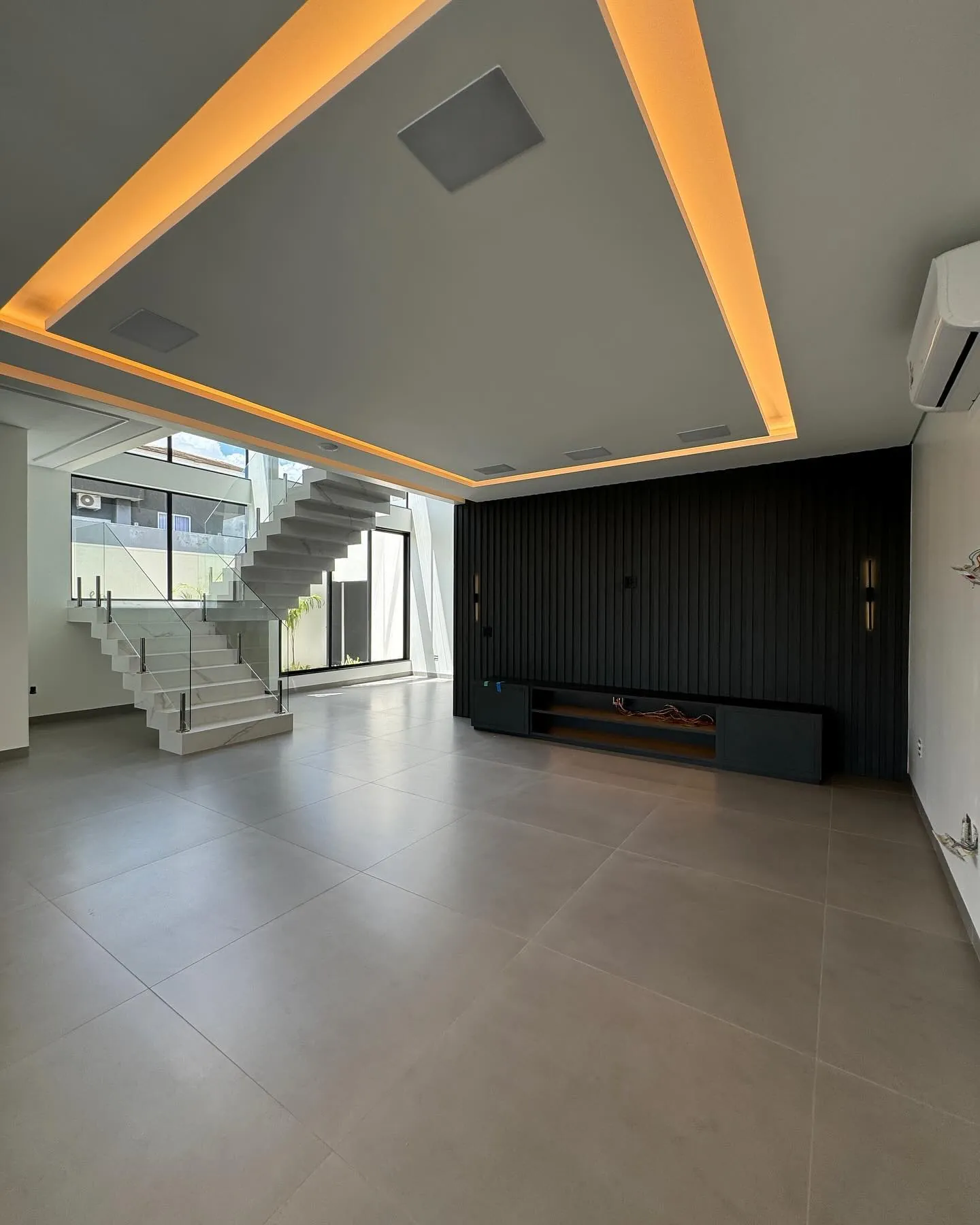Ambiente interno finalizado com iluminação e acabamento premium