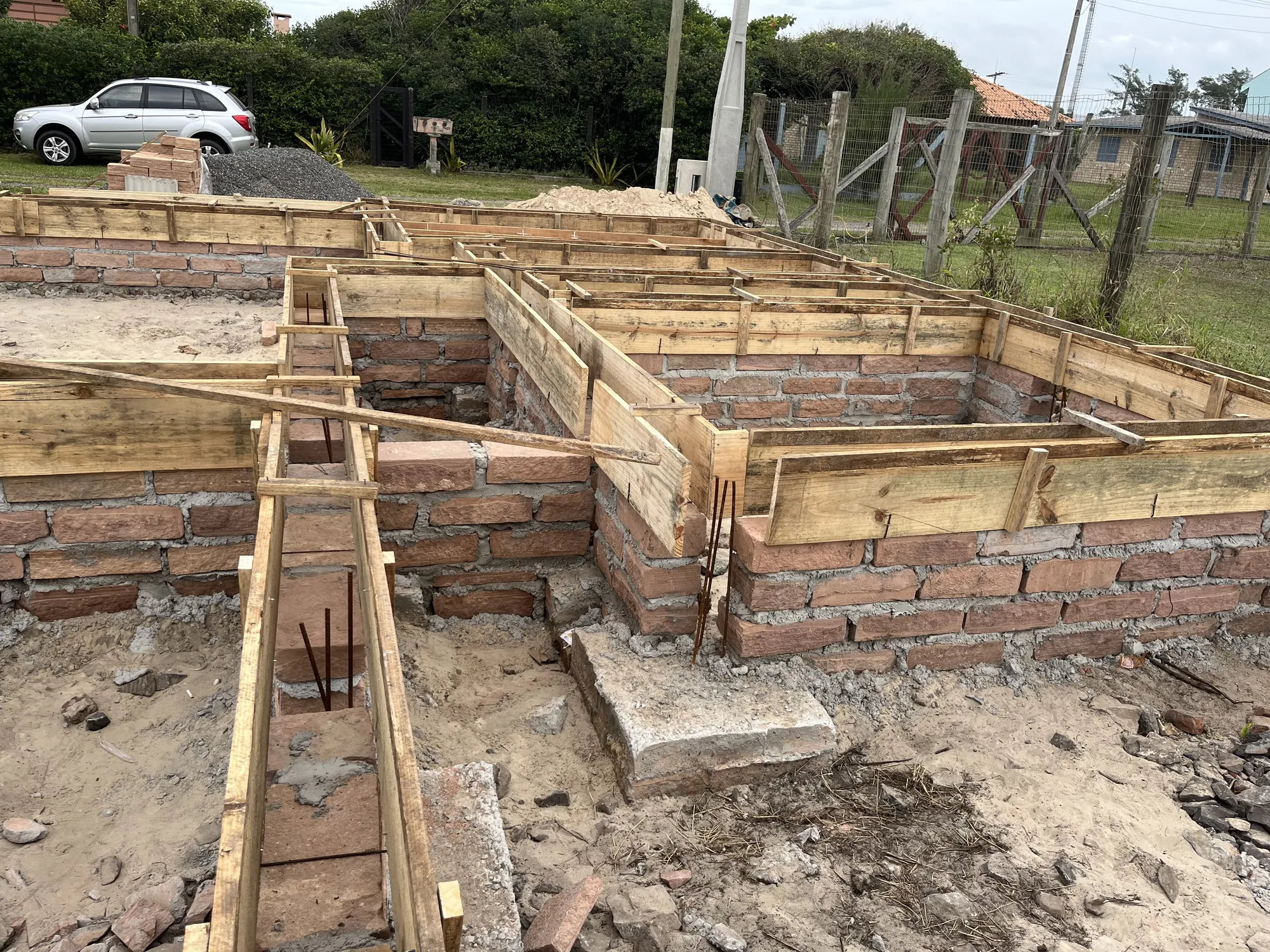 Etapa inicial de obra residencial com fundação em execução