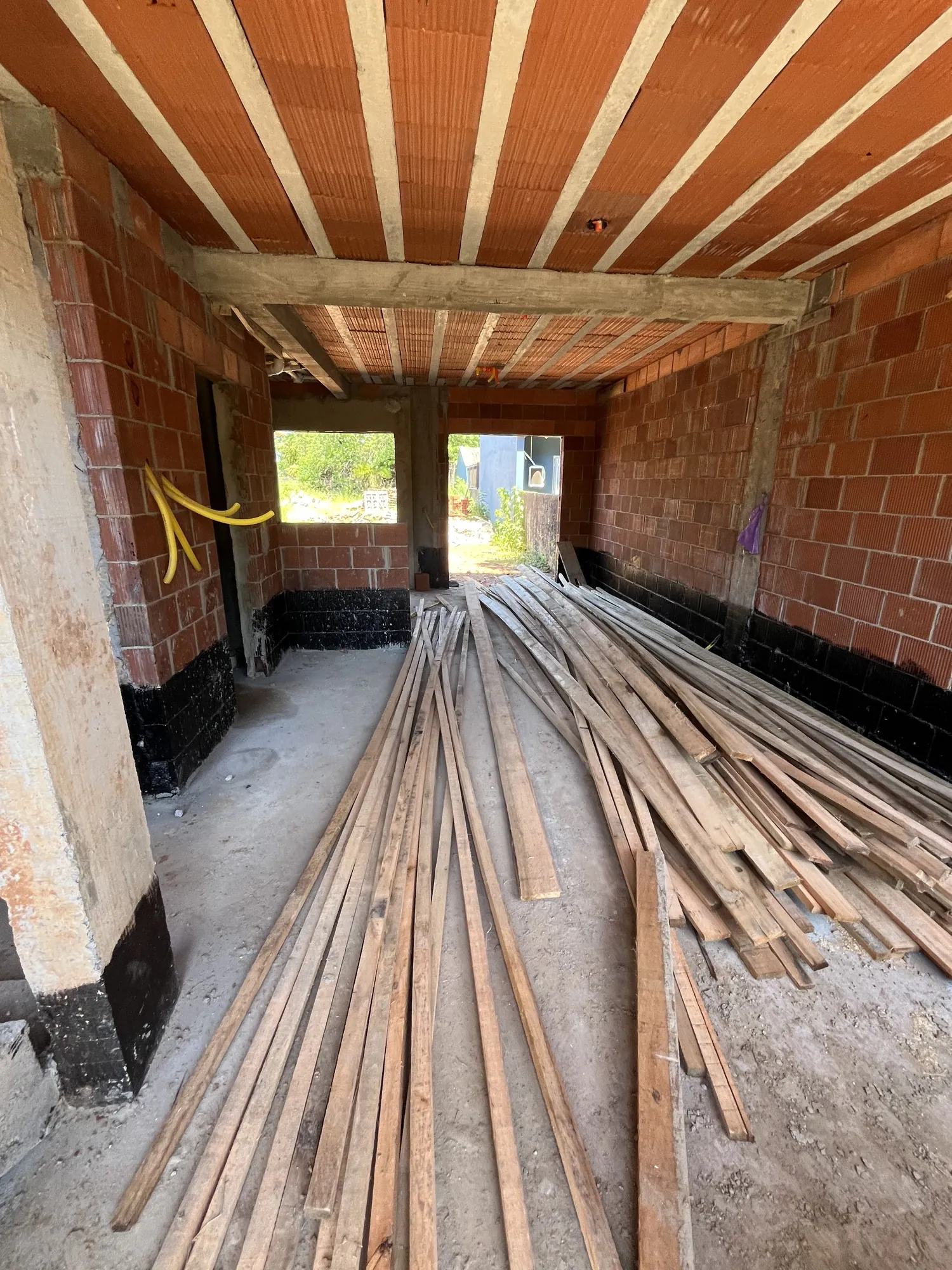 Interior residencial em etapa de obra